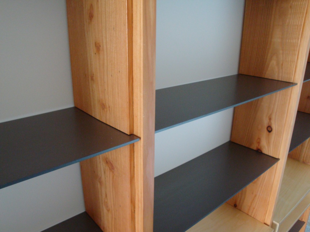 Detail, grijsstalen platen in larix houten boekenkast Diks Design